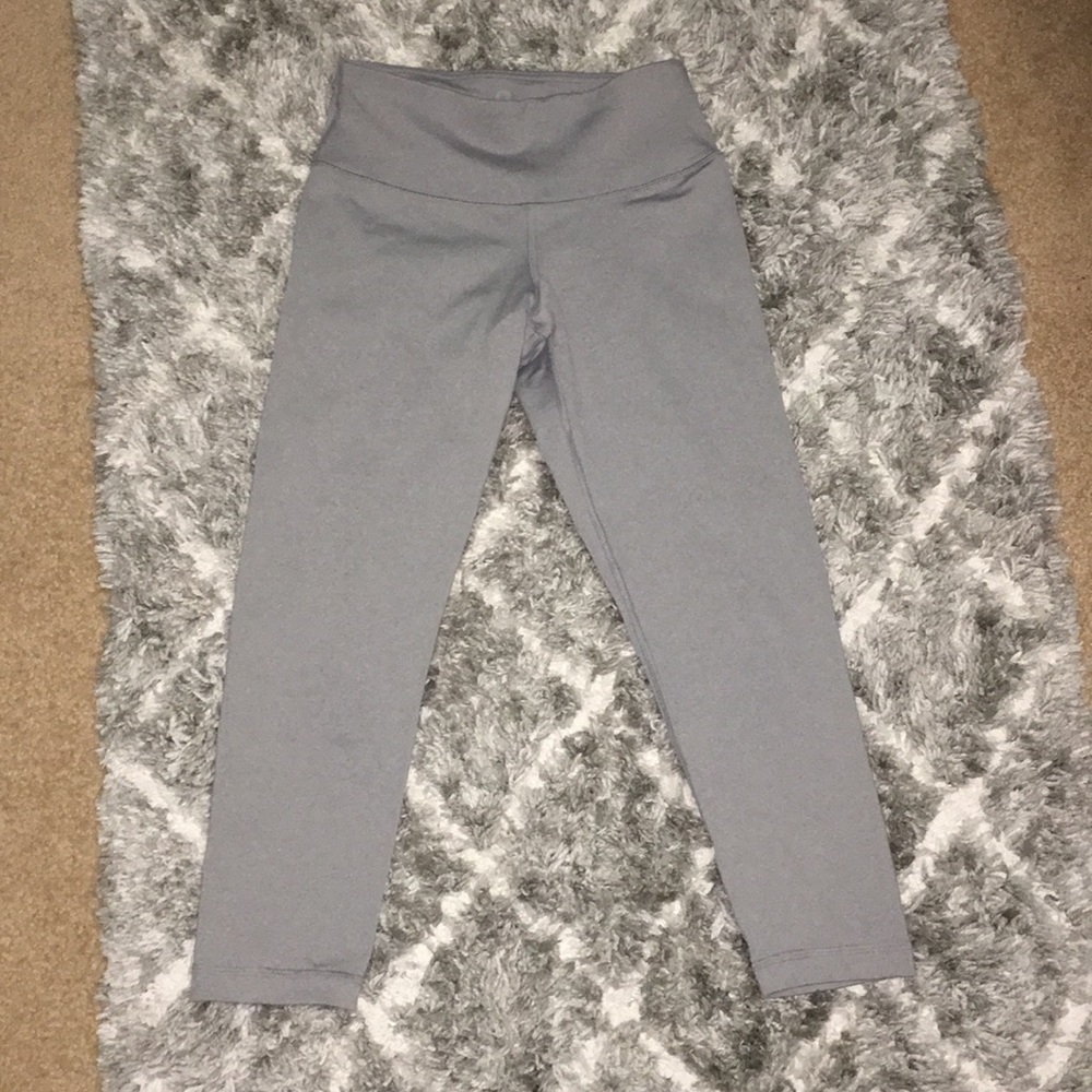 High-waisted grey crops